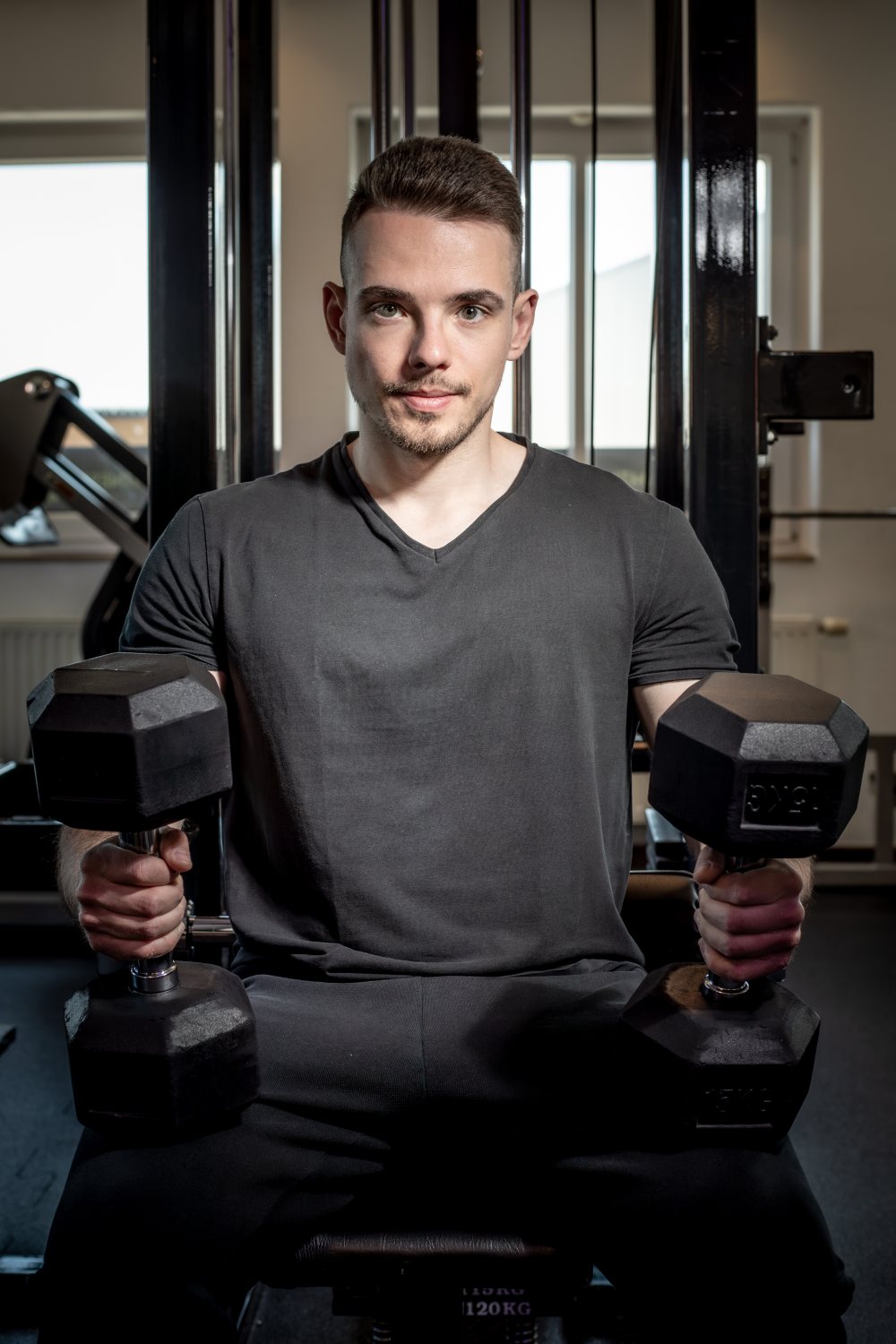 Daniel Janetzki mit Kurzhanteln im Fitnessstudio